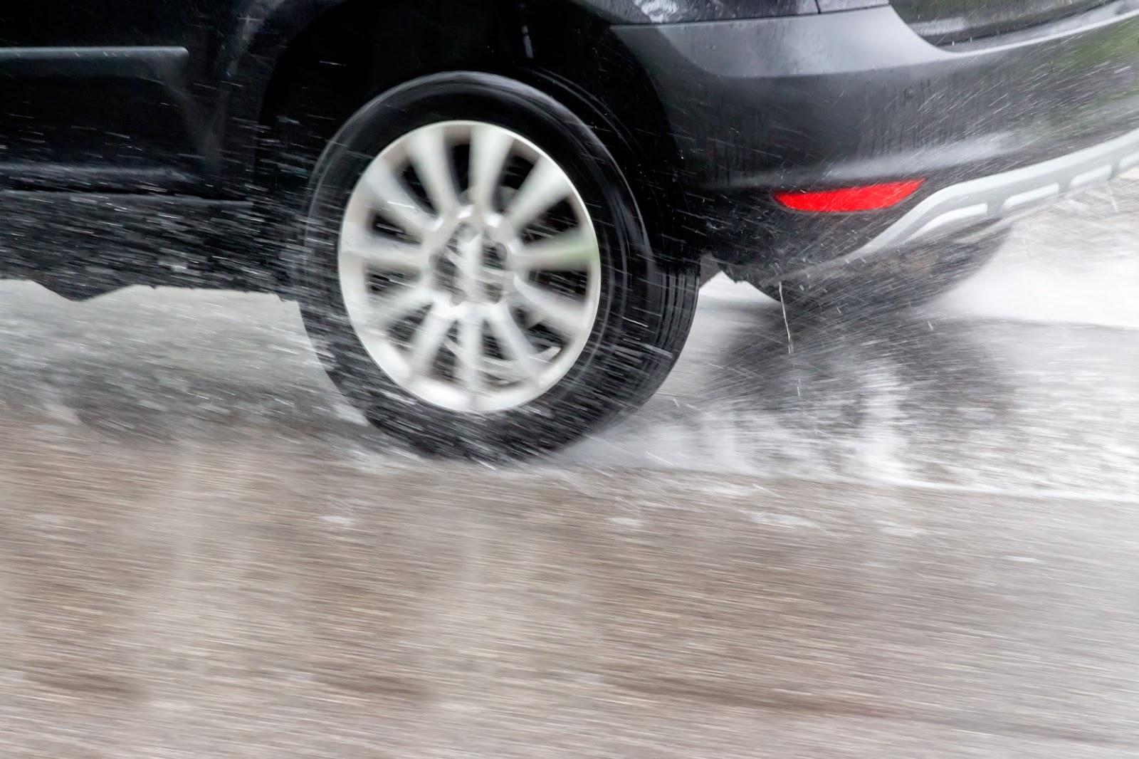 AQUAPLANING: ¿QUÉ ES?, ¿POR QUÉ SE PRODUCE?